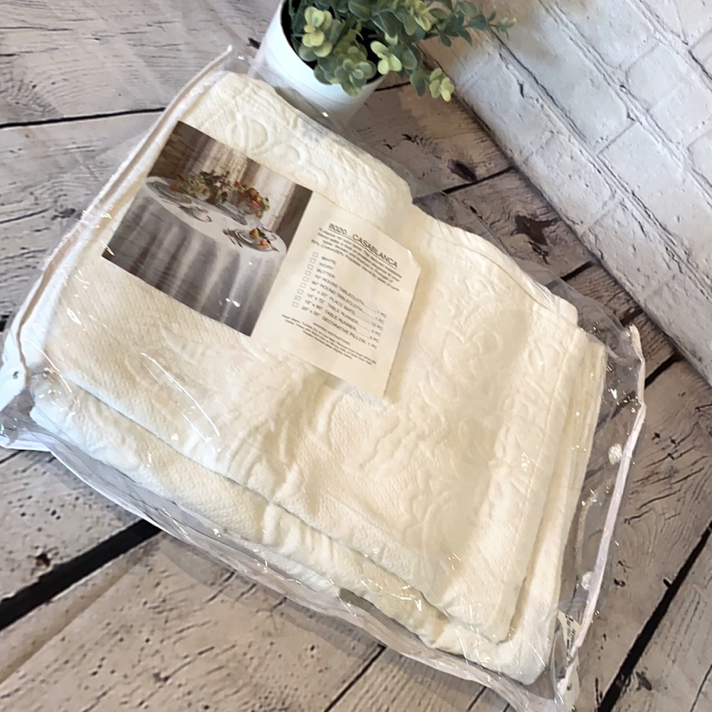 8020 Casablanca 15x19 white table runner